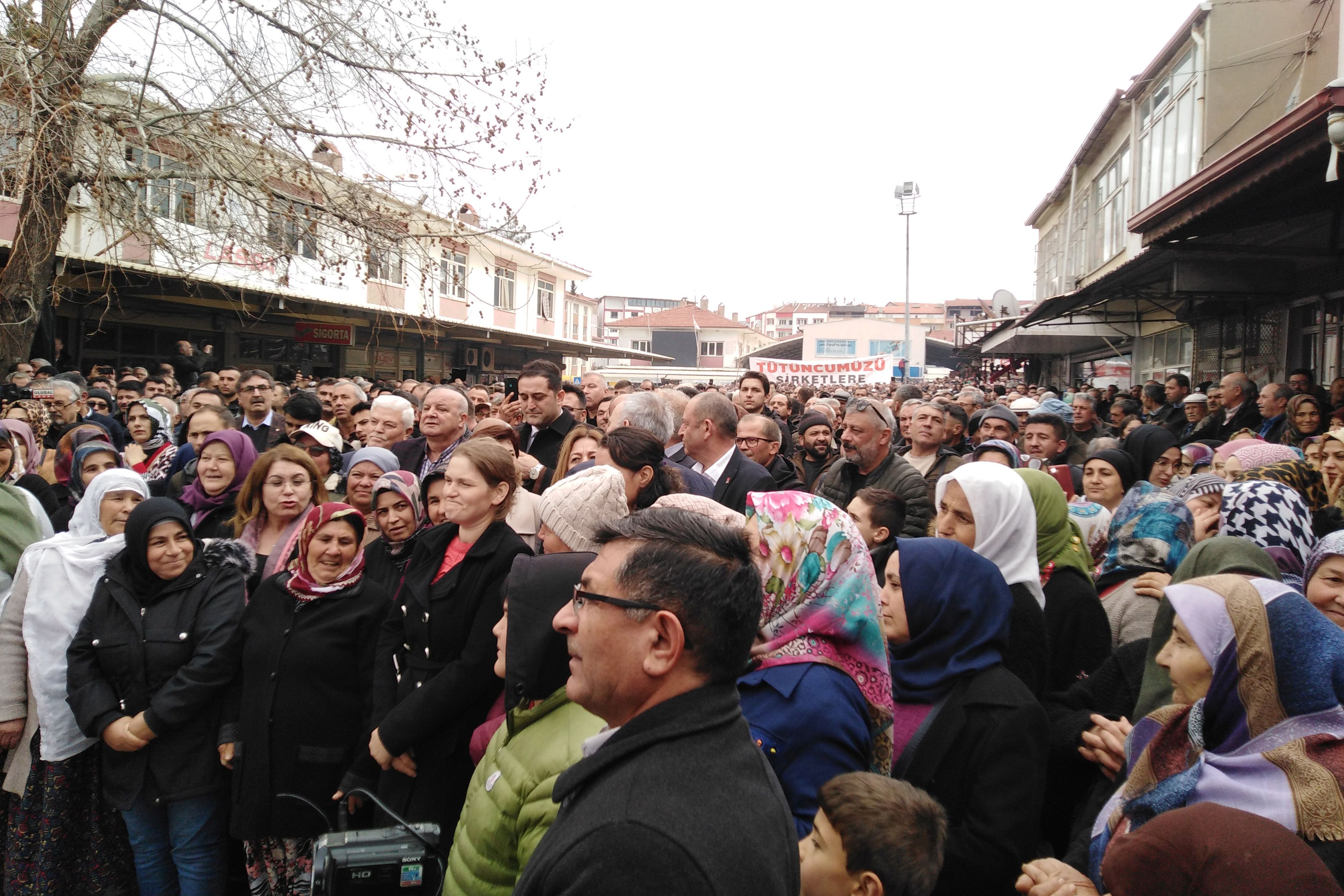 Aydın, Manisa, Muğla, Uşak ve Denizli'den tütün üreticilerinin, Denizli Kale ilçesinde miting yaptı.