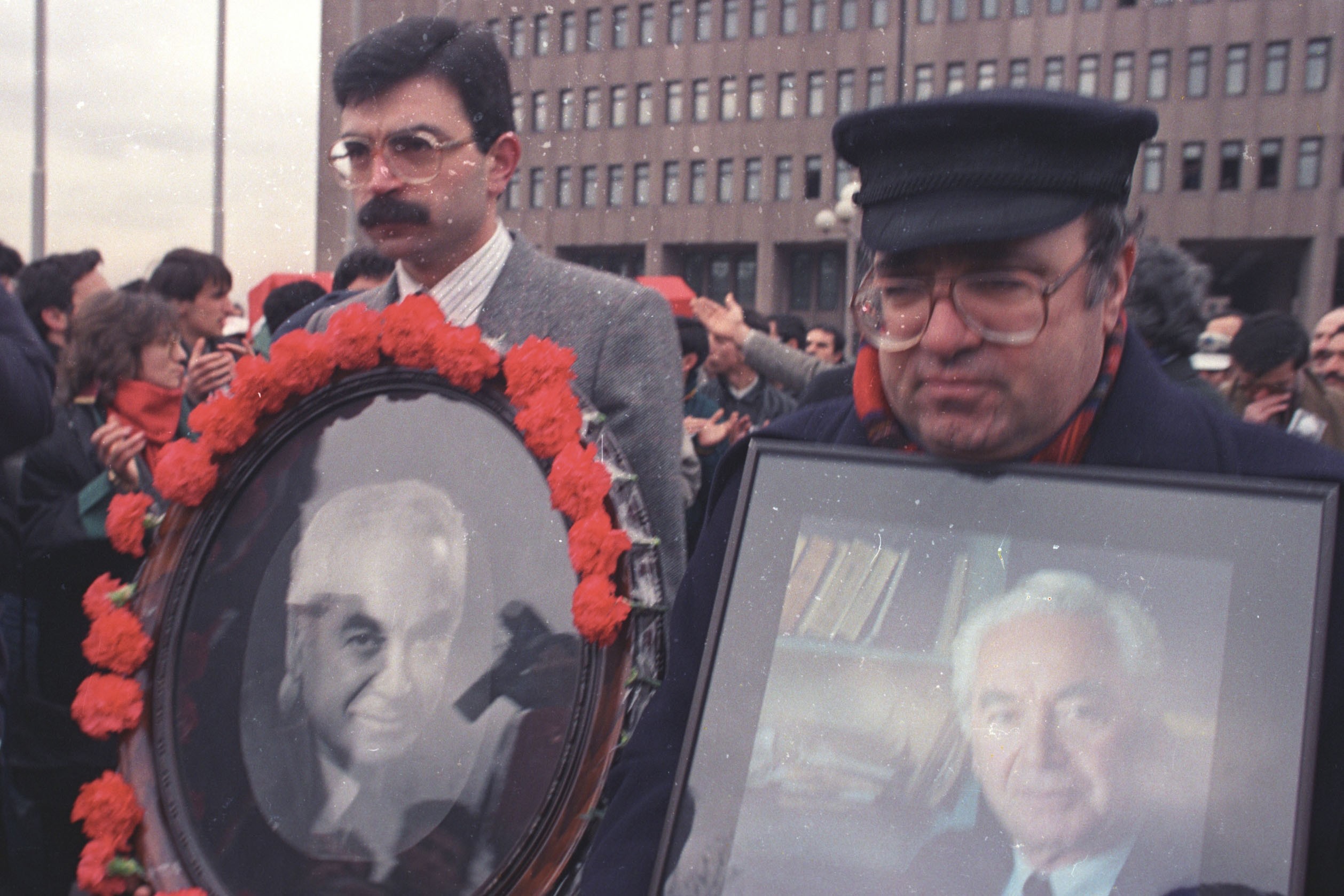 Uğur Mumcu Aziz Nesin'in fotoğrafını taşıyor