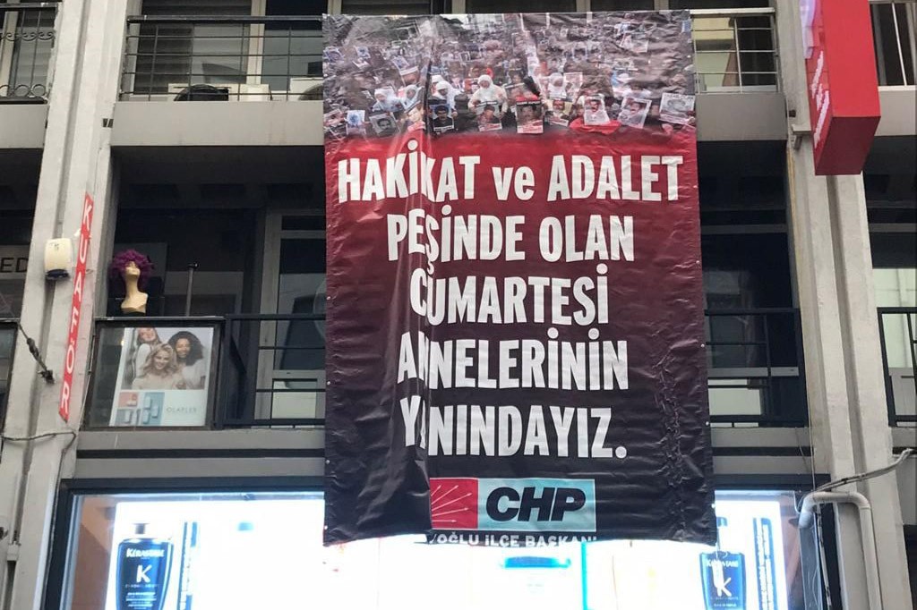 CHP'den Cumartesi Anneleri'ne destek pankartı