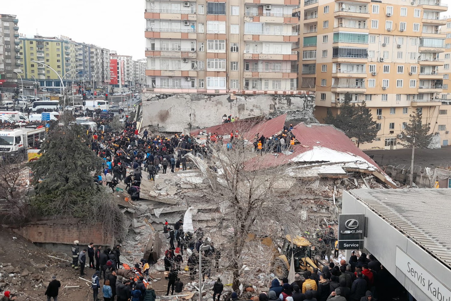 Diyarbakır'da yıkılan binada kurtarma çalışmaları