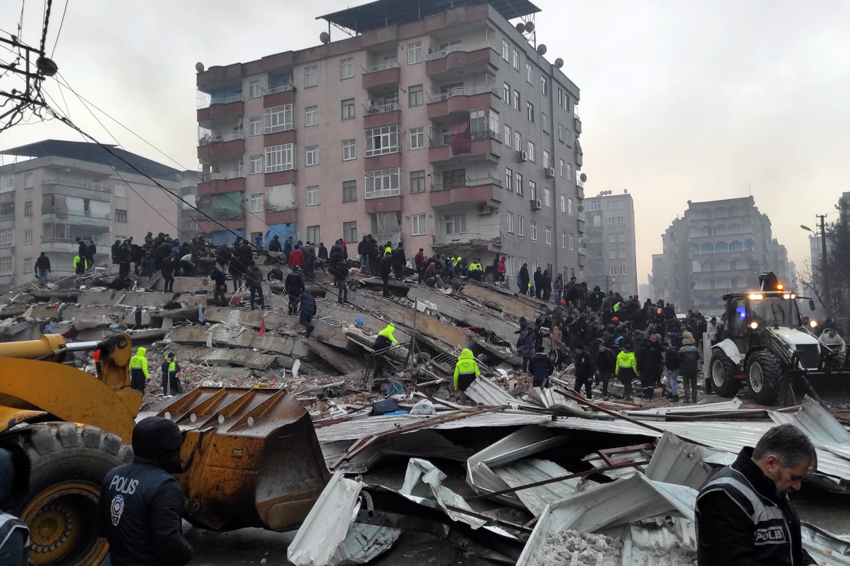 Diyarbakır'da yıkılan binada kurtarma çalışmaları