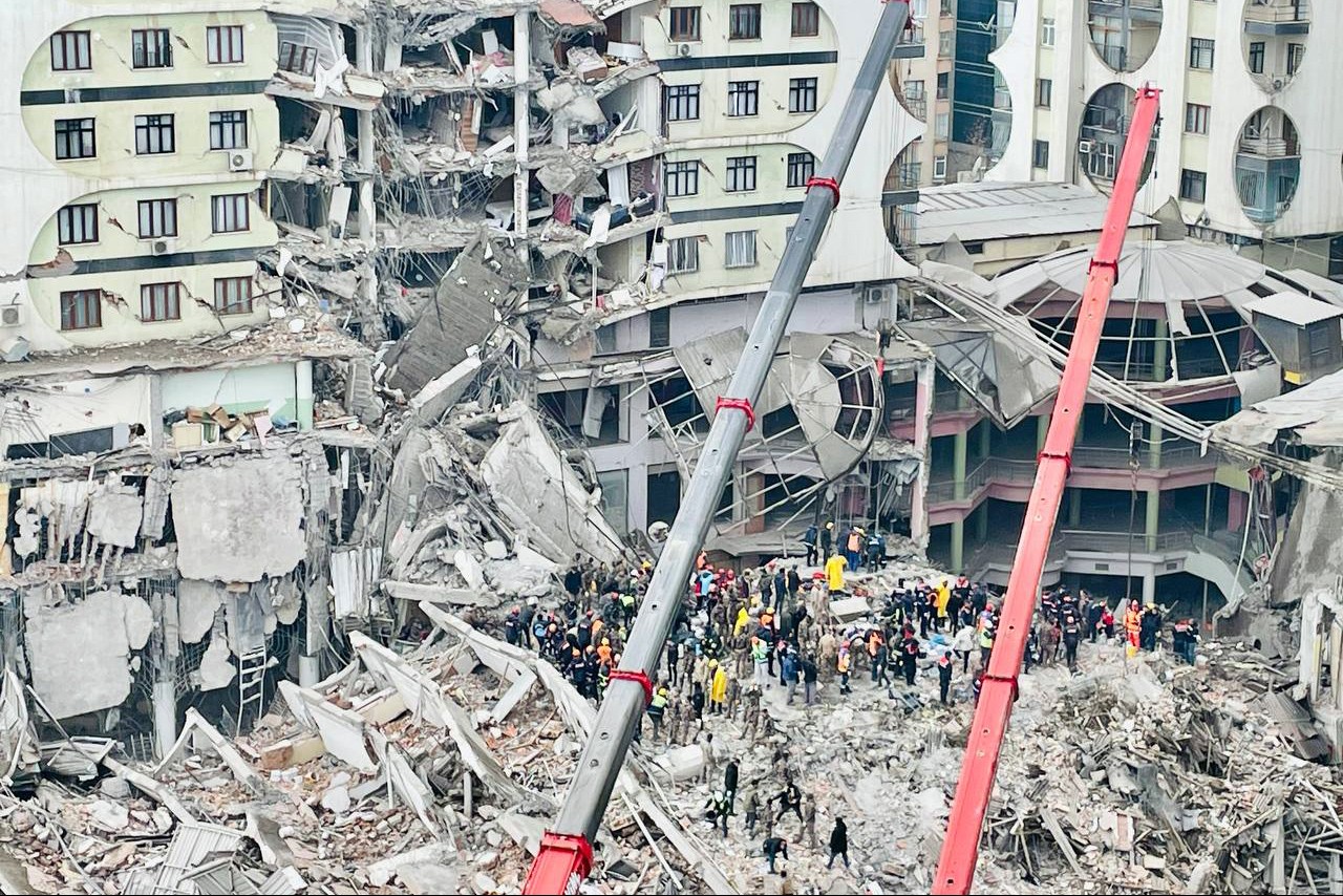 Diyarbakır'da yıkılan binada kurtarma çalışmaları