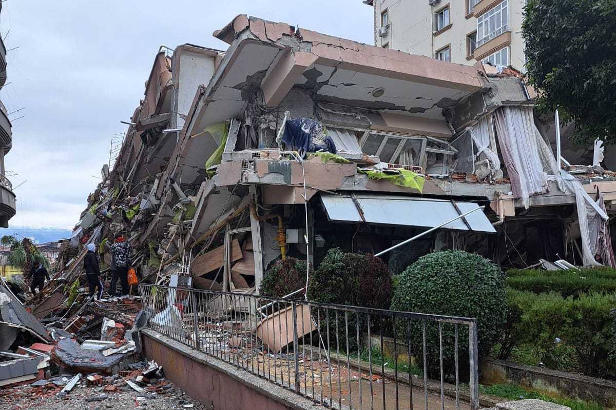 Antakya'da depremin ardından yıkılan binalar