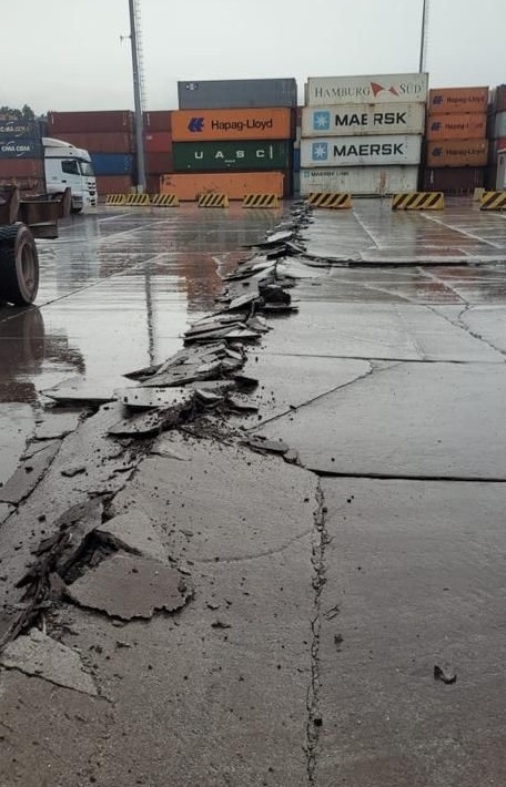 Depremde hasar gören İskenderun Limanı