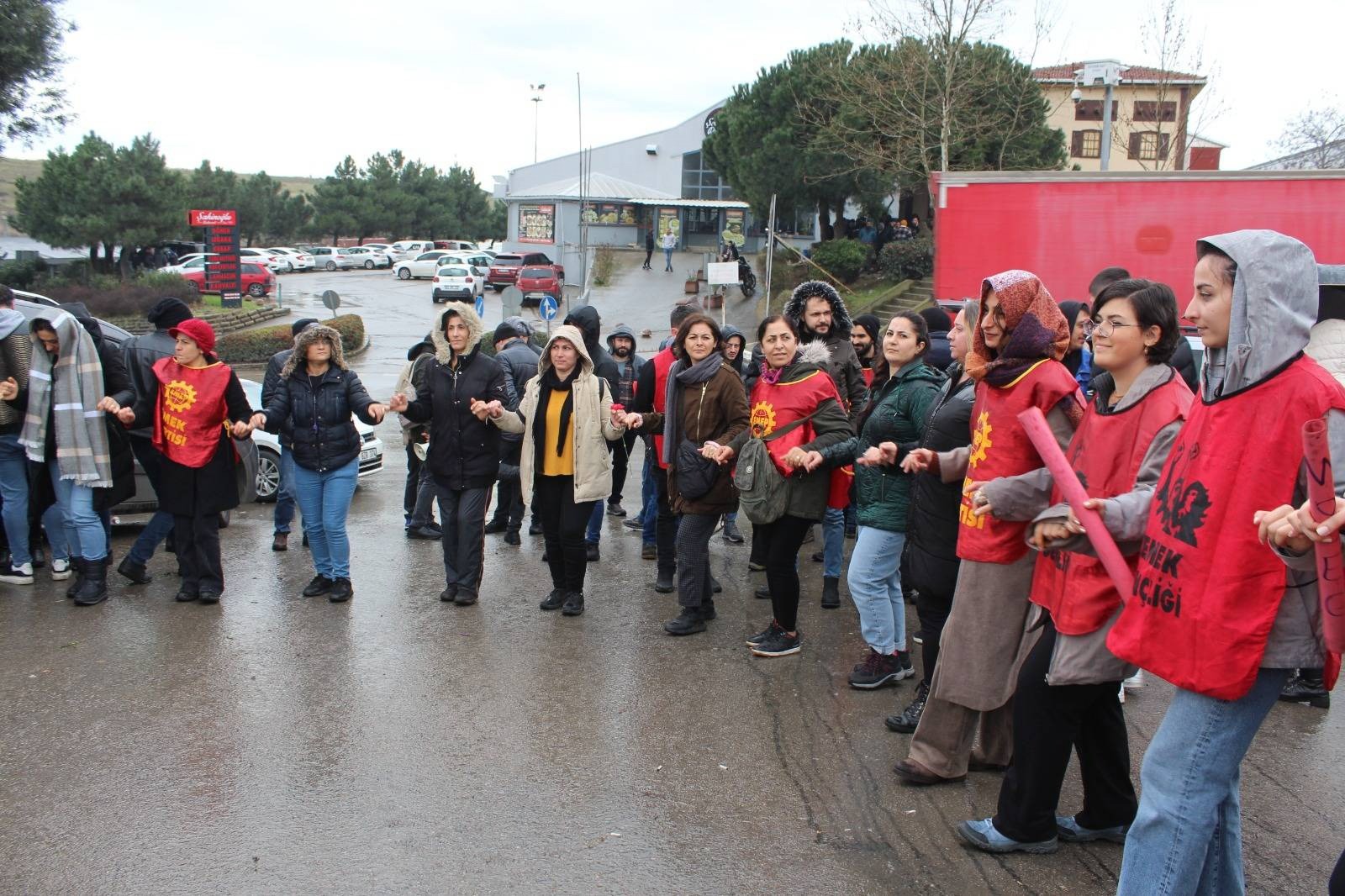 halay çeken insanlar