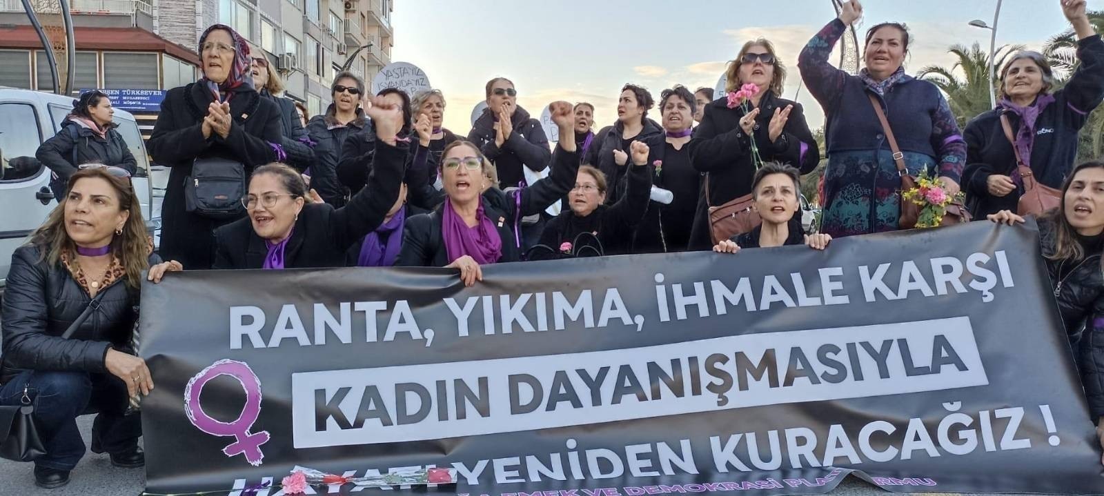 Aliağa'da 8 Mart eylemlerine katılan kadınlar