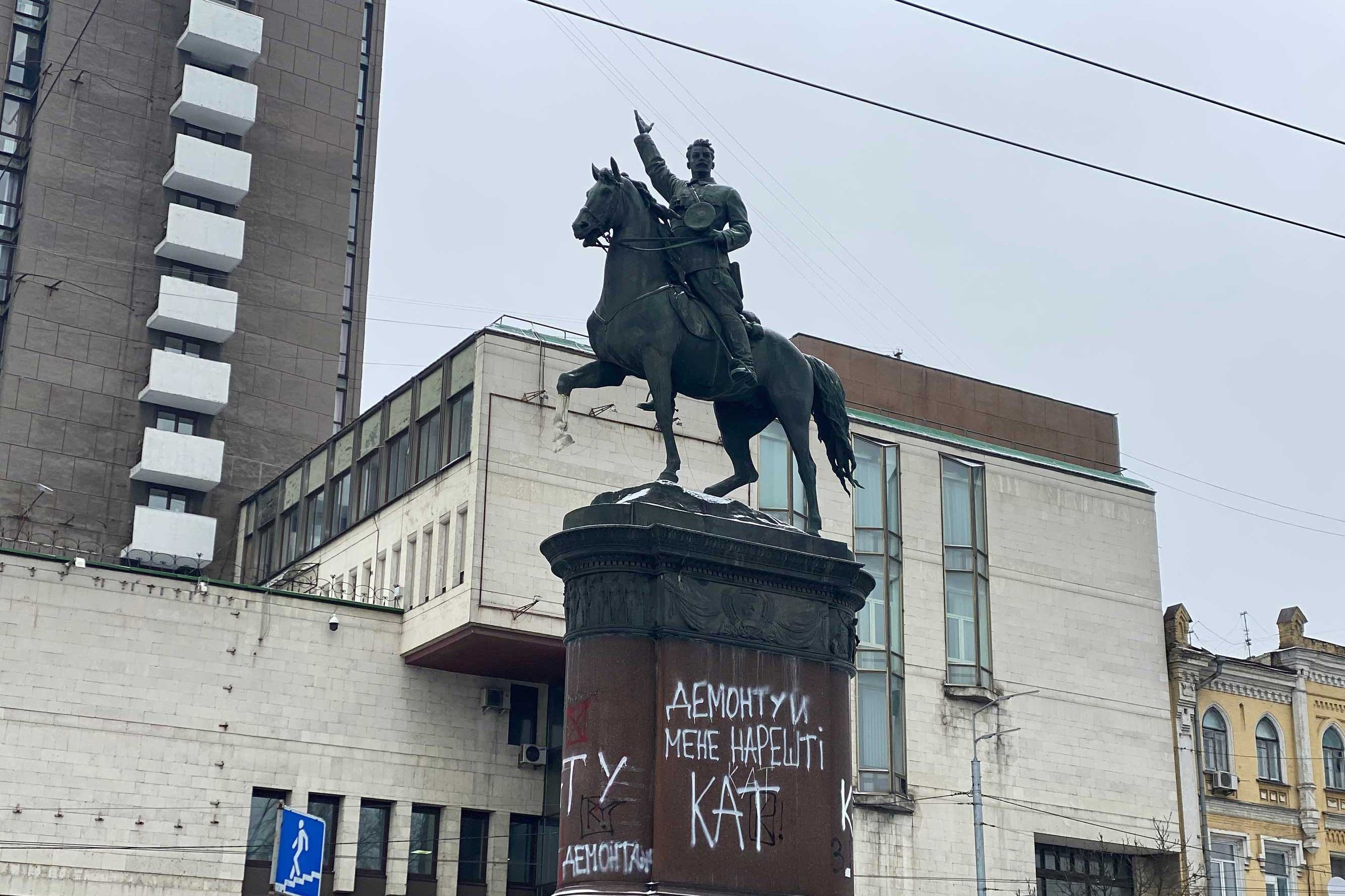 Kiev'de saldırıya uğraşmış Mykola Shchors heykeli