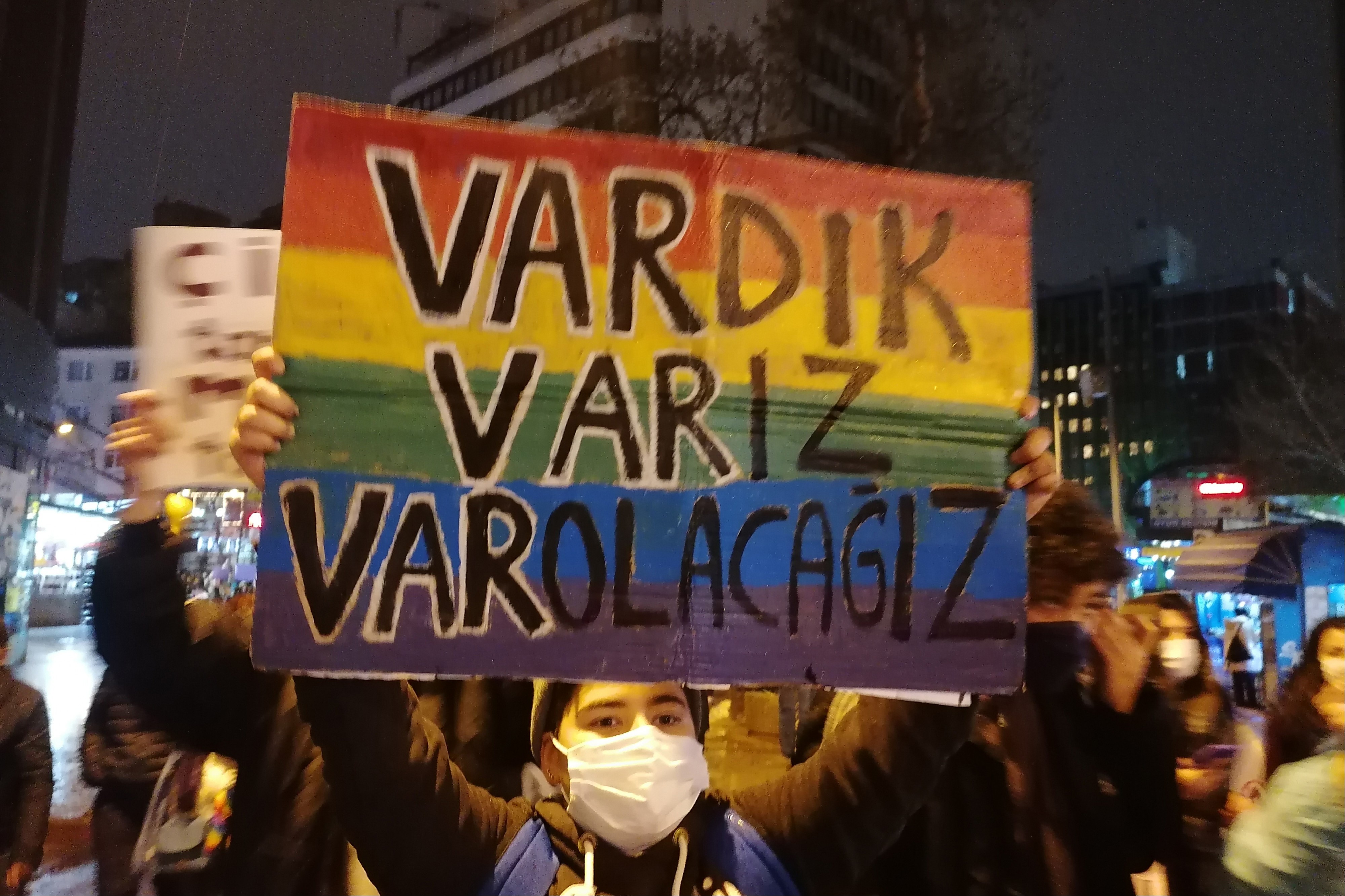 Gökkuşağı renkleri ile vardık varız var olacağız dövizi