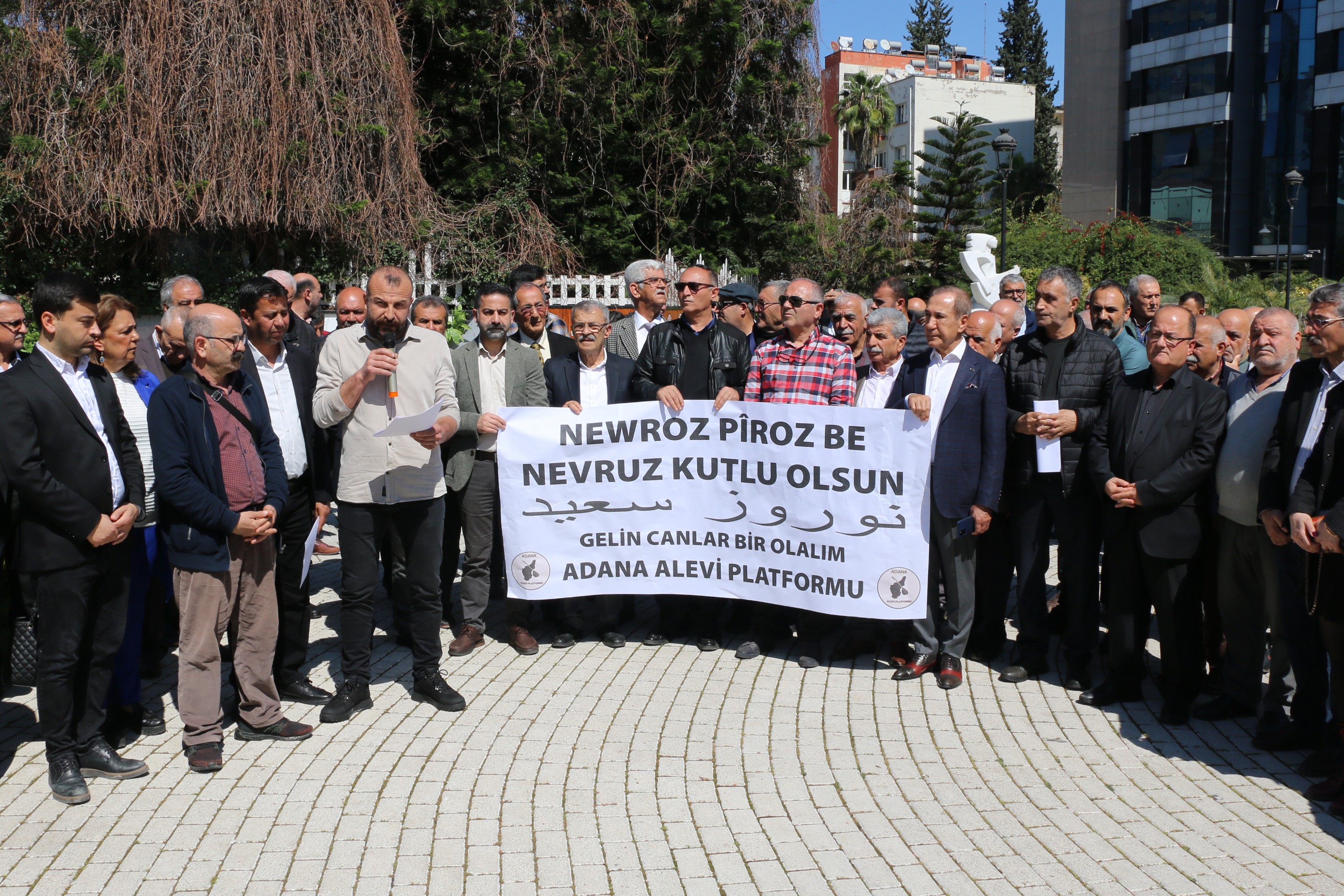 Adana'da Newroz açıklamasına katılan yurttaşlar