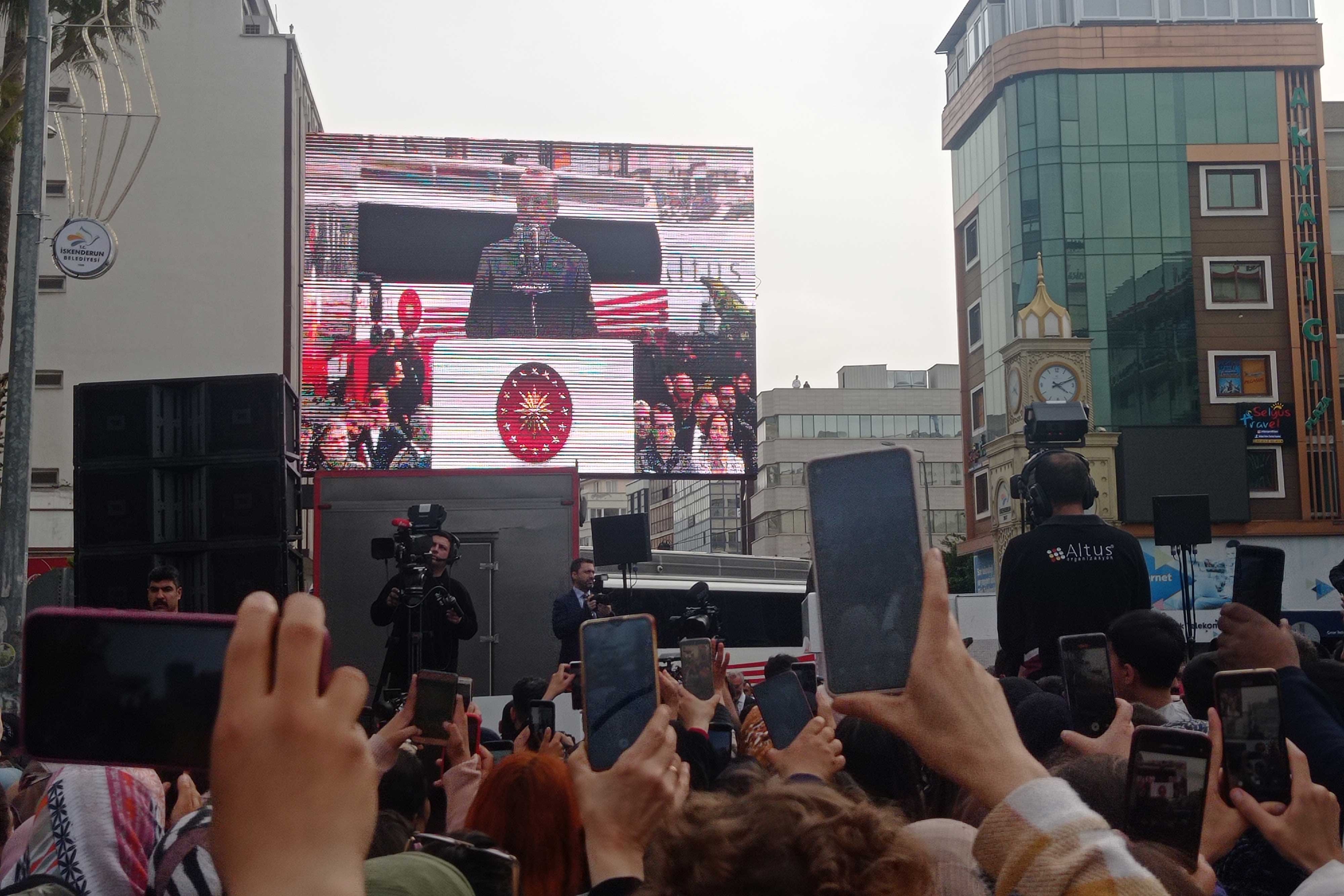 İskenderun'da Erdoğan için kurulan sahne