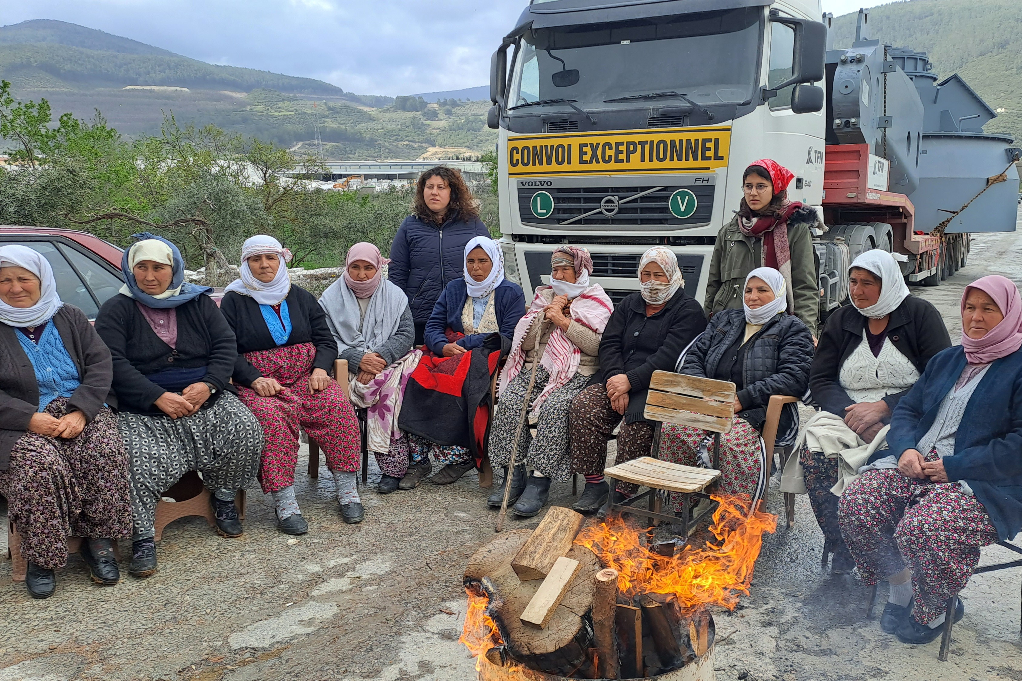 Köylü kadınlar ateşin başında