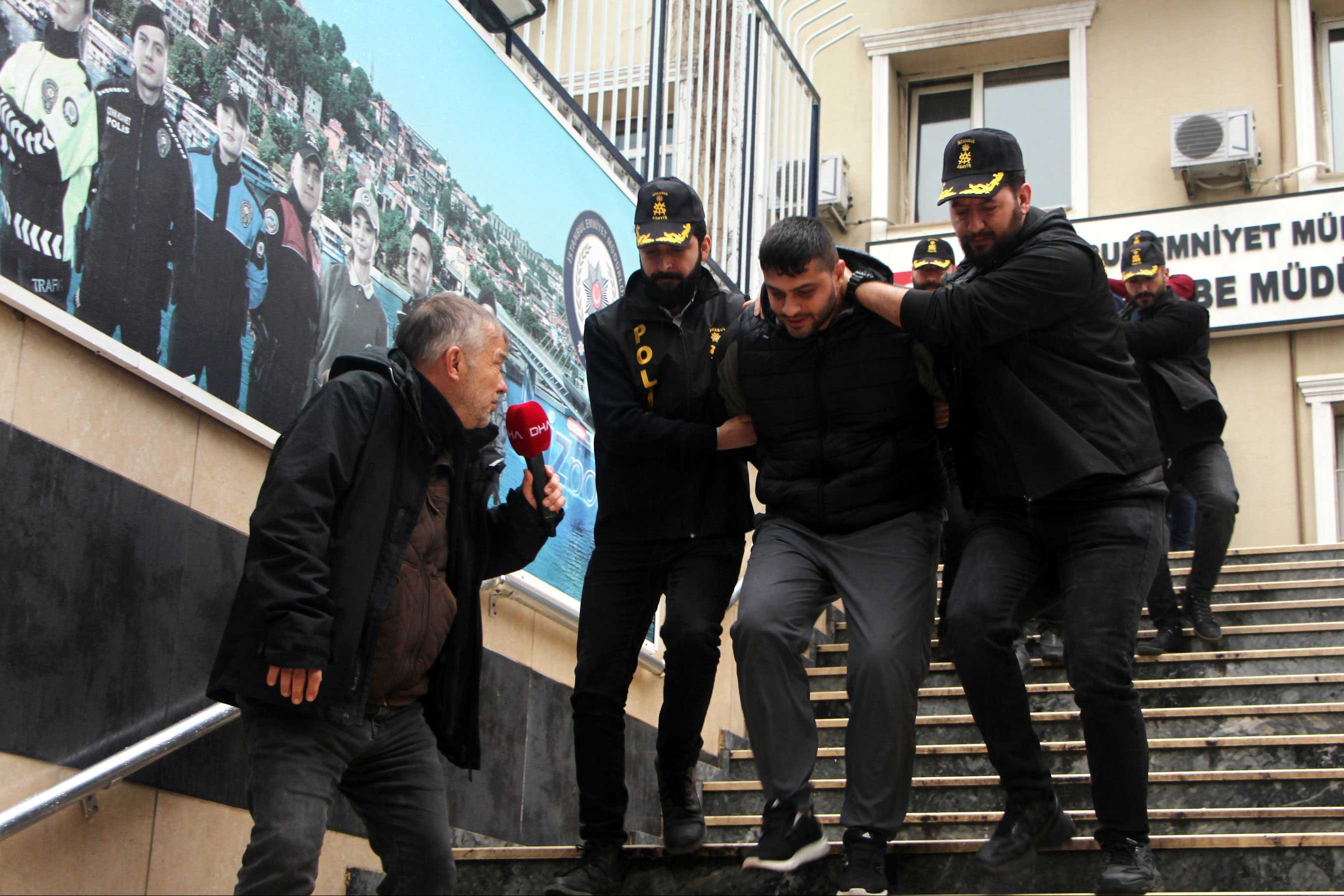 CHP il binasına saldırı soruşturmasında gözaltına alınanlar sevk edilirken