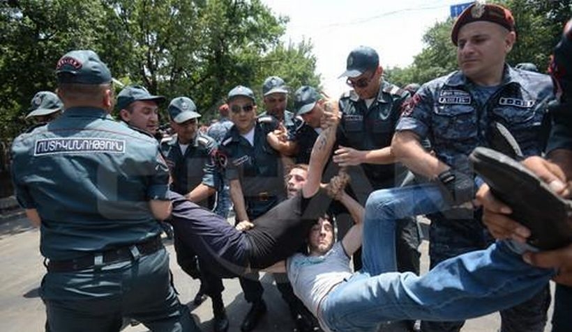 Ermenistan'da polis saldırısı: 50 gözaltı