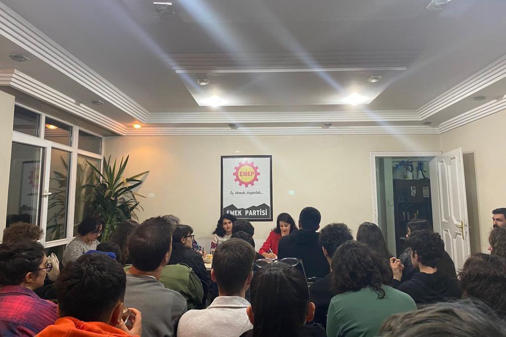 Sevda Karaca, lise öğrencileriyle bir araya geldi