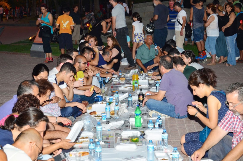 Antalya Büyükşehir Belediyesi'ndeki sürgünler yeryüzü sofrasıyla protesto edildi