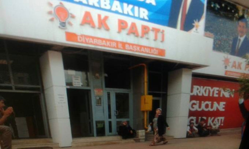 AKP Diyarbakır'da makarna dağıtmaya başladı