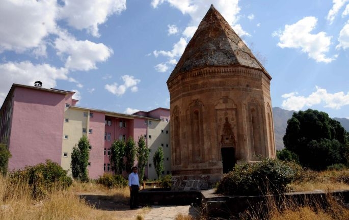 Tarihi kümbeti bir yıkmadıkları kaldı