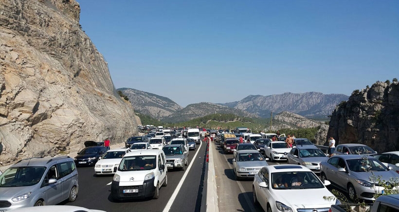 Antalya- Korkuteli karayolunda trafik durdu binlerce araç mahsur kaldı