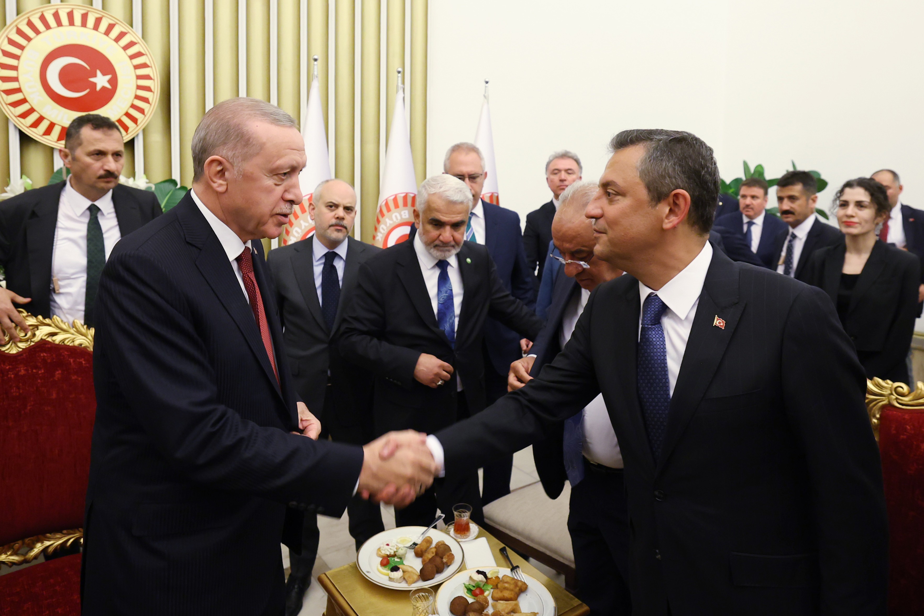 AKP Genel Başkanı ve Cumhurbaşkanı Recep Tayyip Erdoğan ve CHP Genel Başkanı Özgür Özel 