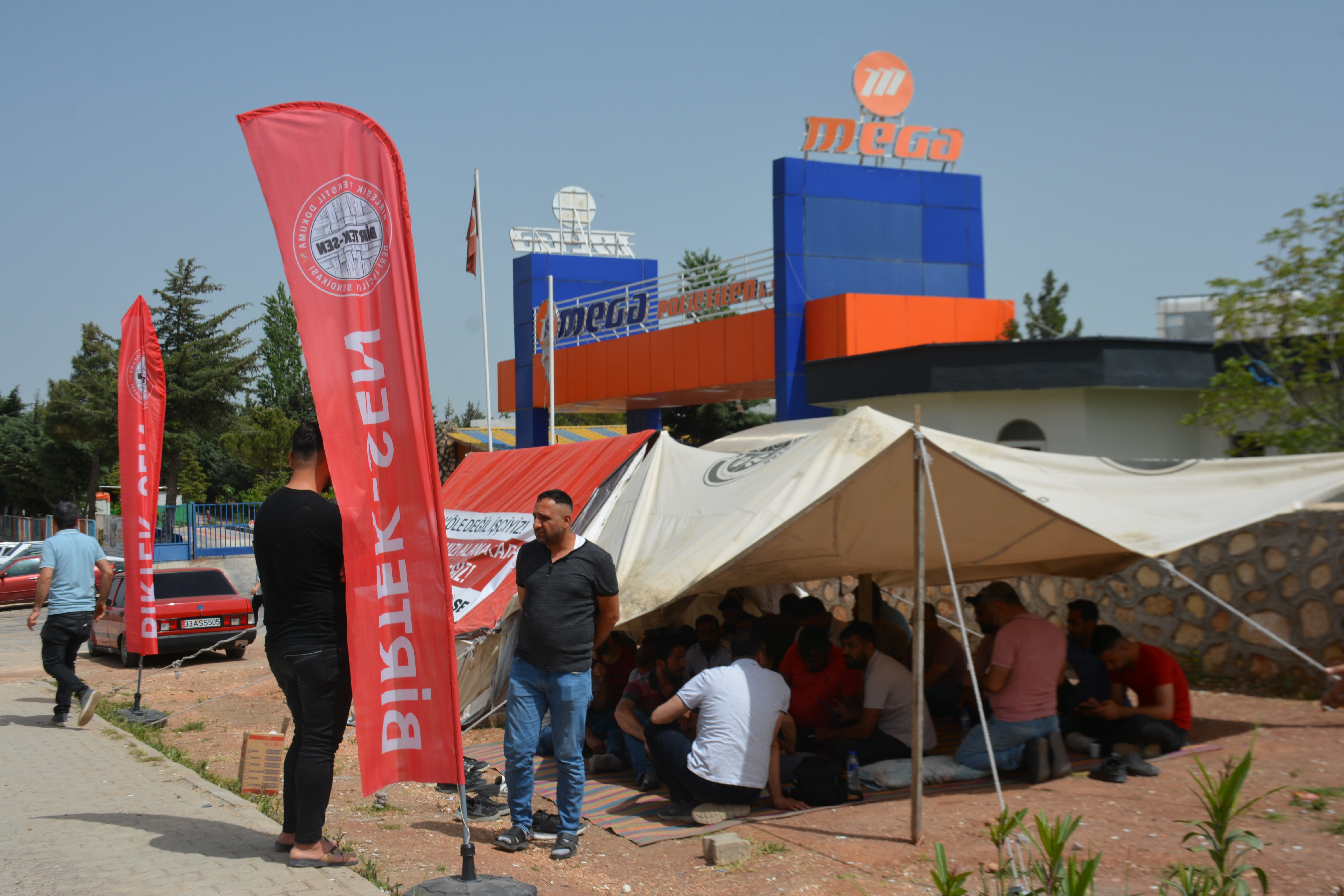 Mega Politilien işçilerinin bekleyişi