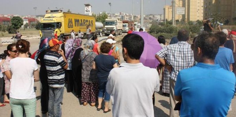 8 aydır bitmeyen  yolu trafiğe kapattılar