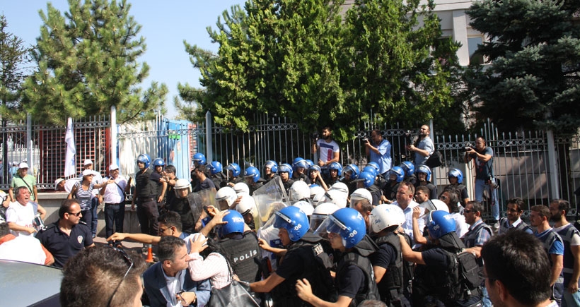 TİS görüşmesi öncesi emekçilere polis şiddeti