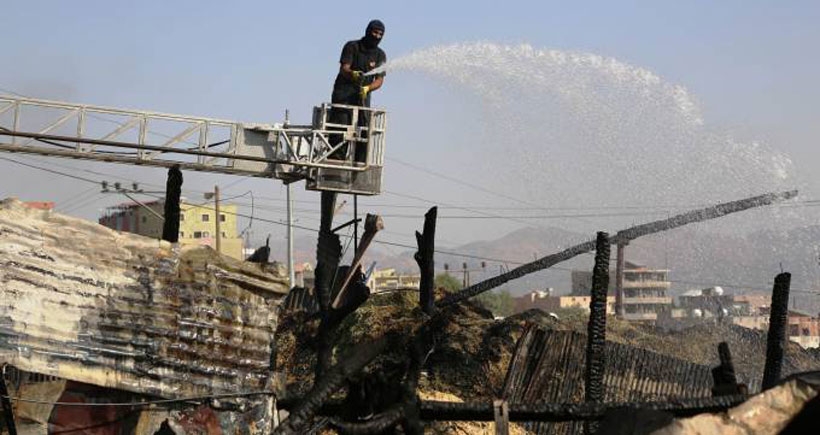 Gaz bombası 8 ahırı kül etti