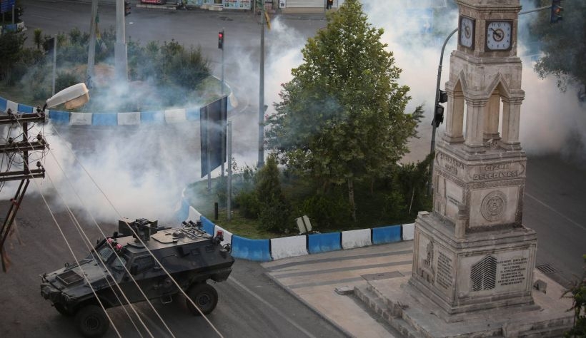 Cizre'de şiddetli çatışmalar sürüyor: 1 polis yaşamını yitirdi