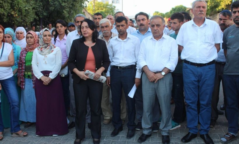 HDP ve DBP'li yöneticiler saldırıya uğrayan karakolda incelemede bulundu