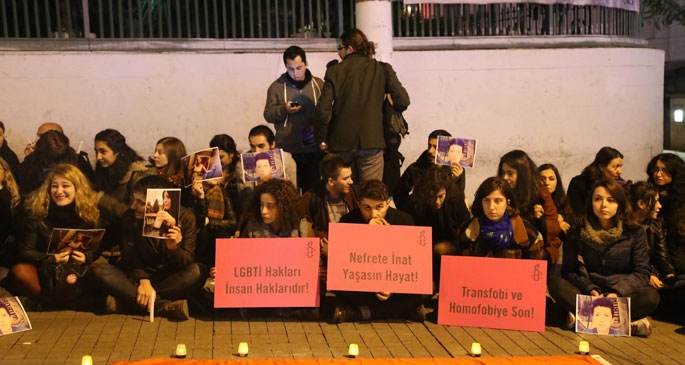 LGBTİ bireyler katledilen trans bireyleri andı