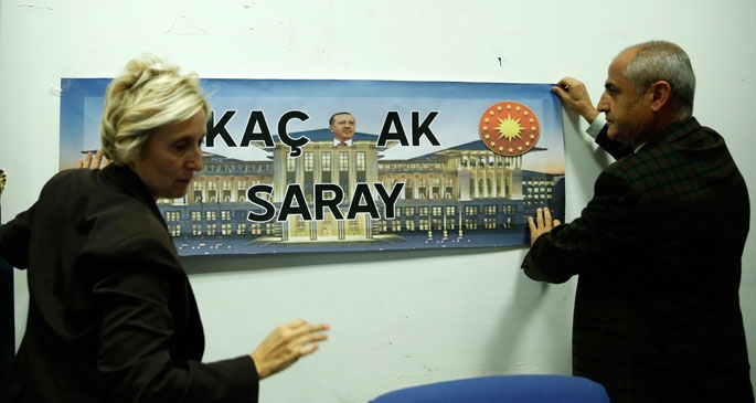 Bütçe görüşmelerinde ‘kaçak saray’ pankartı gerginliği