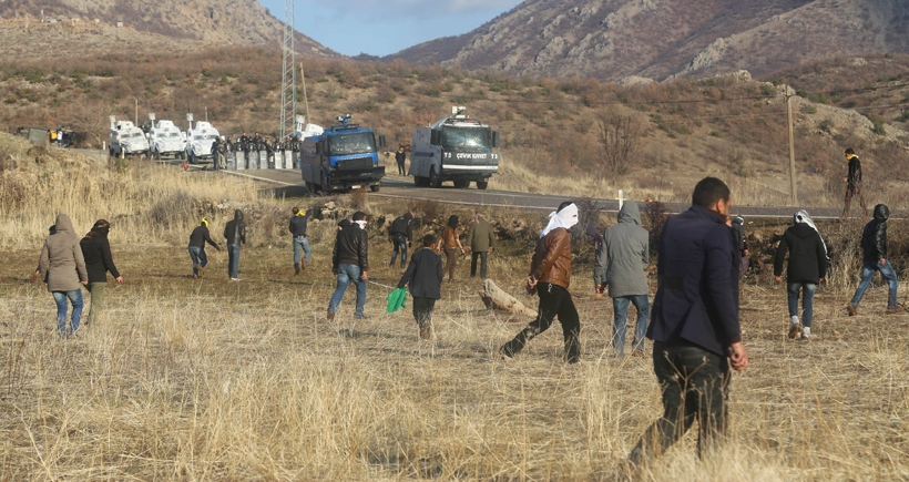 Lice'de canlı kalkan eylemi yapanlar tarandı: 2 yaralı