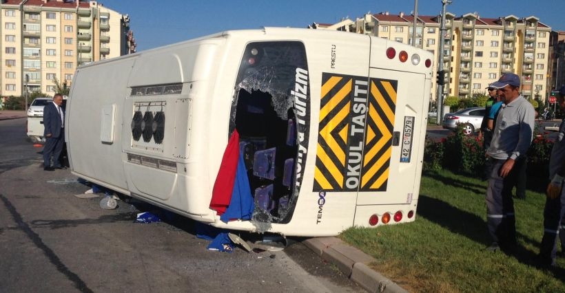 Ambulansa yol veren işçi servisine TIR çarptı: 16 yaralı