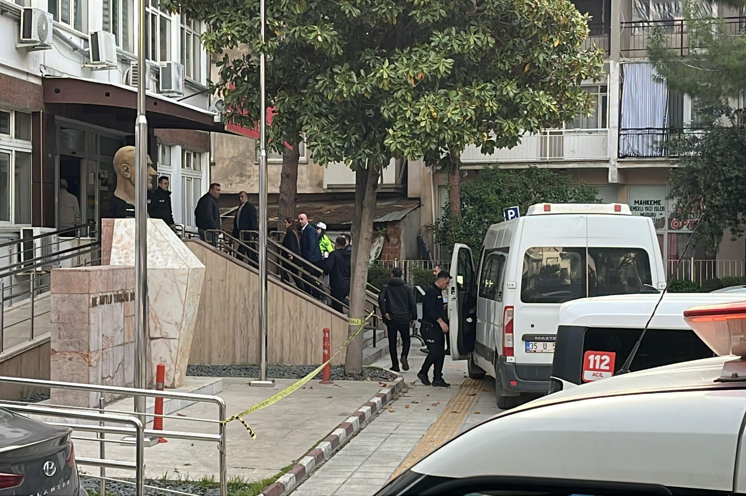 Kemalpaşa Belediyesine yönelik operasyonda gözaltına alınan 5 kişiden 2'si tutuklandı