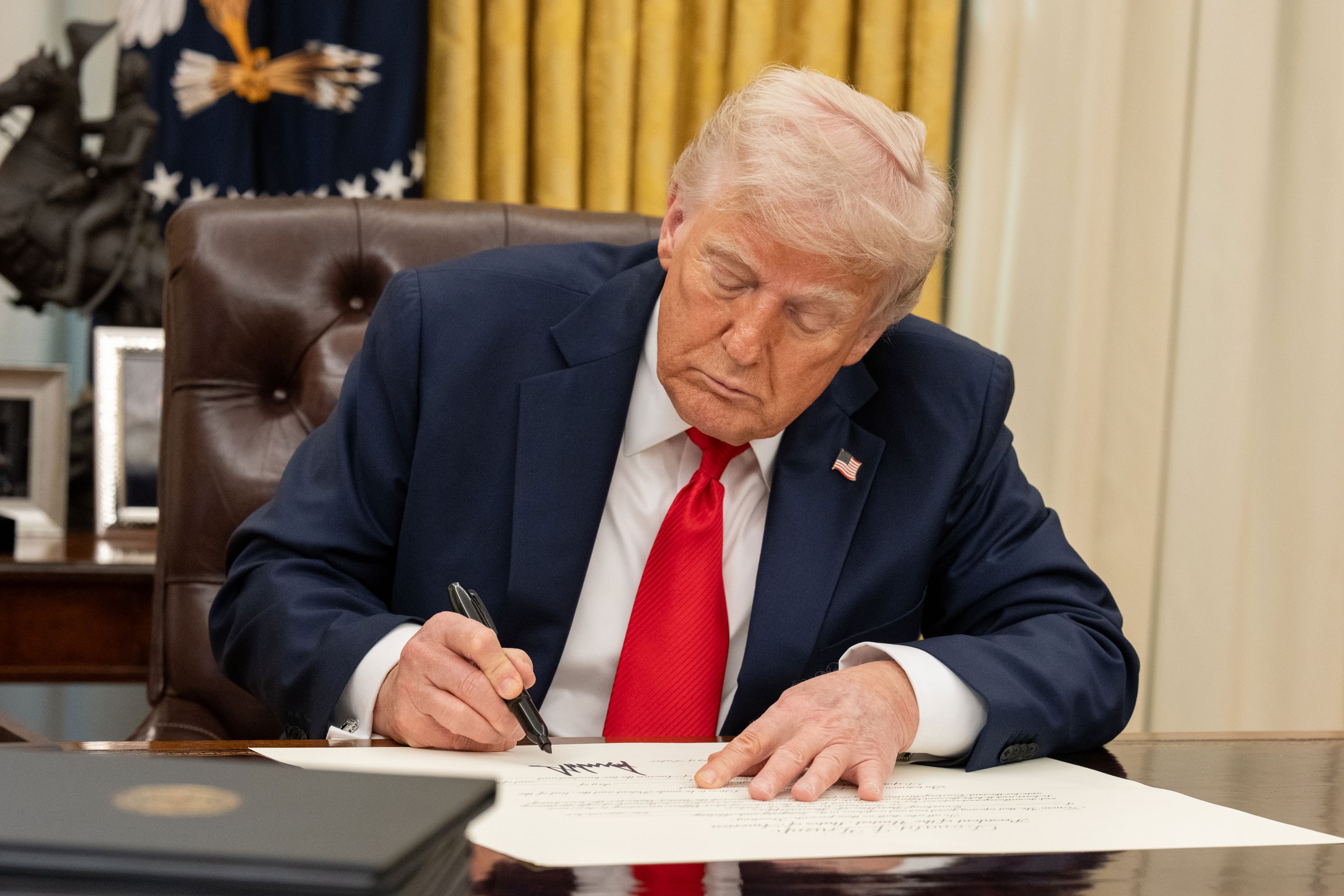 Trump, kamu çalışanlarını "isteğe bağlı çalışan" olarak sınıflandıracak
