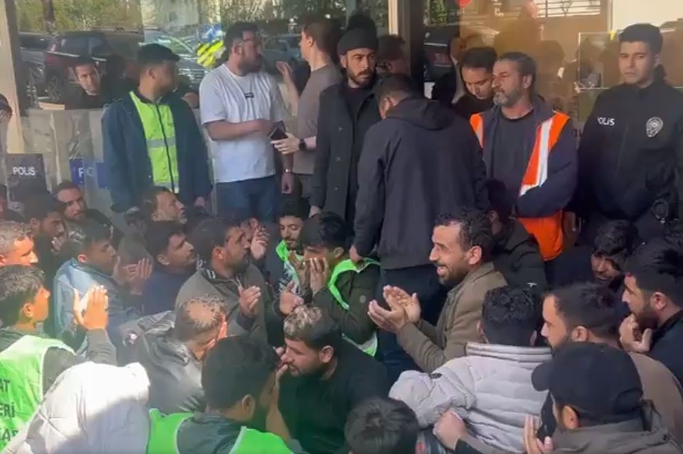 Ücretleri ödenmeyen inşaat işçileri şirket önünde eylemde