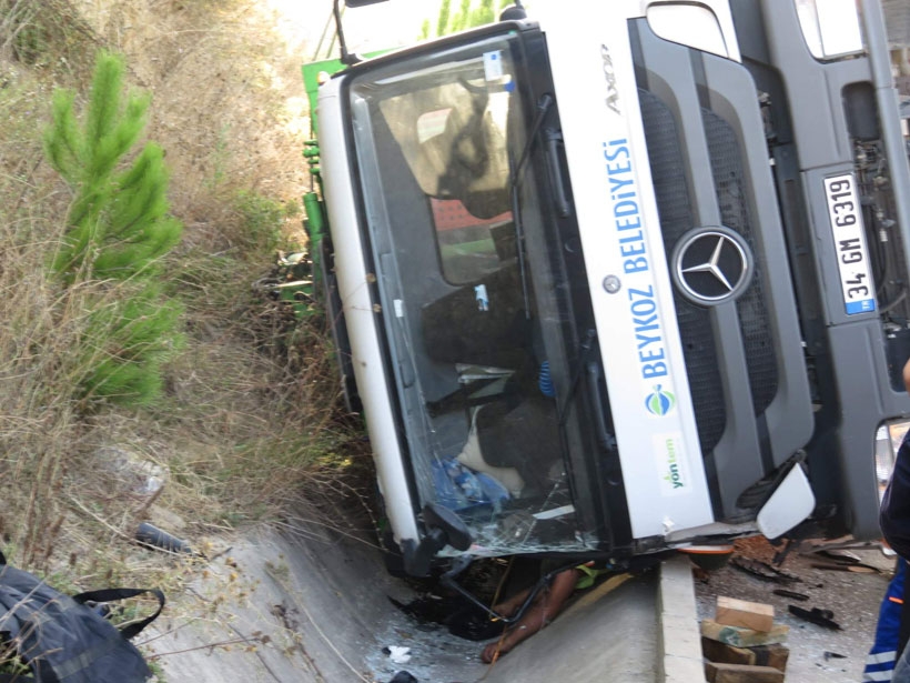Beykoz'da çöp kamyonu devrildi: 1 ölü