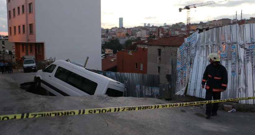 Kağıthane'de yol çöktü, servis minibüsü içine düştü