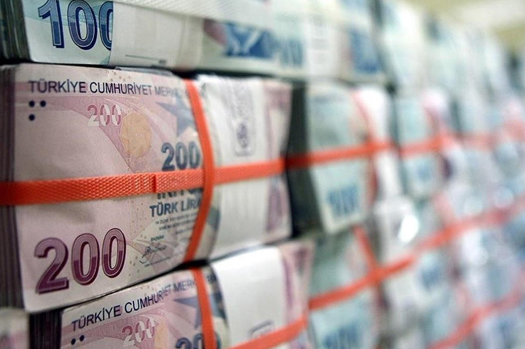 Türk lirası banknotlarından oluşan ve turuncu bantlarla bağlanmış çok sayıda para paketi