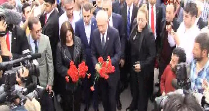 Kılıçdaroğlu çifti, katliamın yapıldığı alana karanfil bıraktı