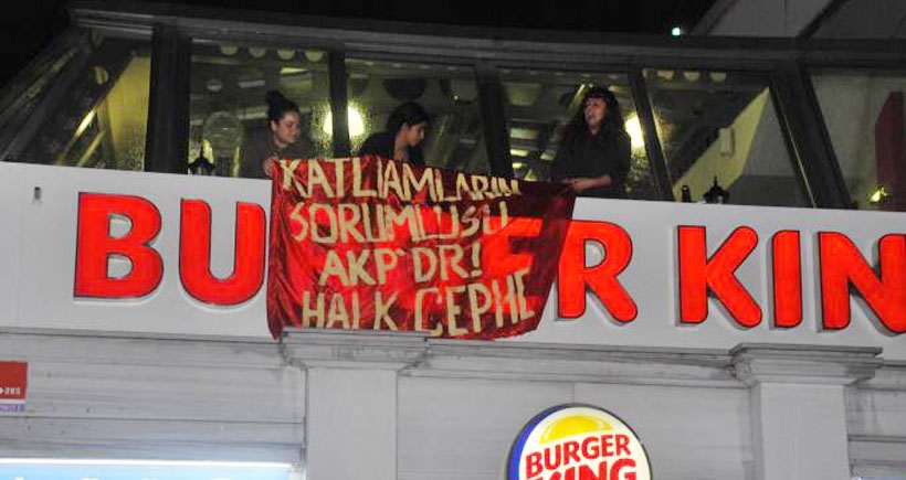 Taksim'de 'katliamların sorumlusu AKP'dir' pankartı asan 3 kişiye gözaltı