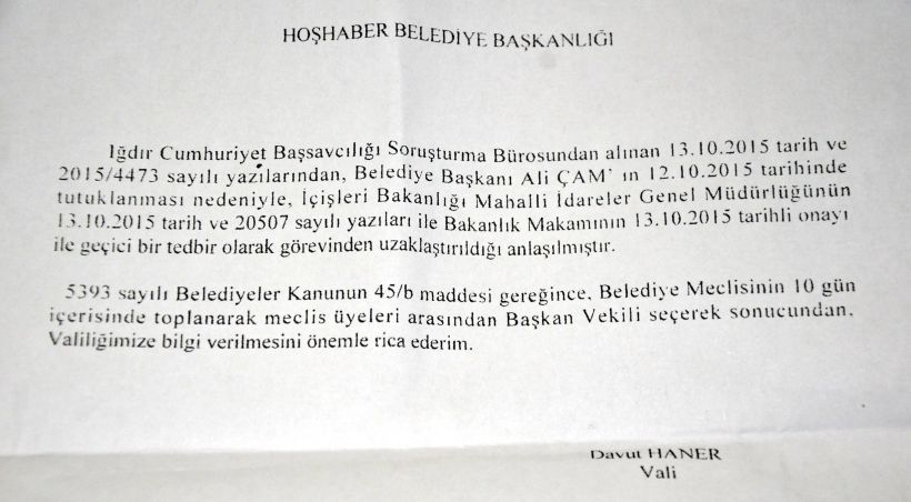 Çatışmaları önlemek için canlı kalkan olan belediye başkanları görevlerinden uzaklaştırıldı