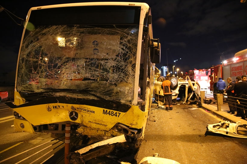 Kadıköy'de polis kontrolünden kaçan araç metrobüsle çarpıştı: 5 ölü, 5 yaralı