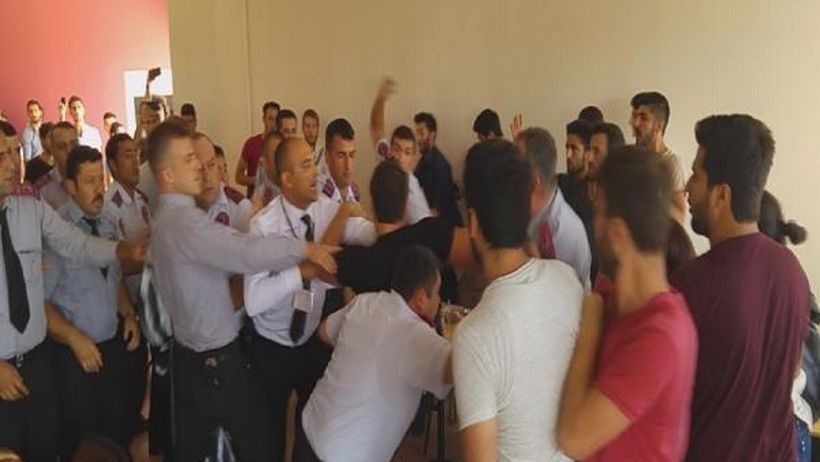 Akdeniz Üniversitesi'nde özel güvenliğin fırlattığı bardak öğrencinin dudağını yardı