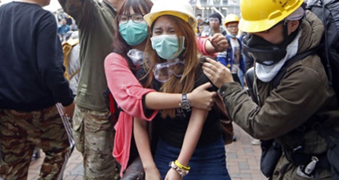 Hong Kong'da polis göstericilere saldırdı