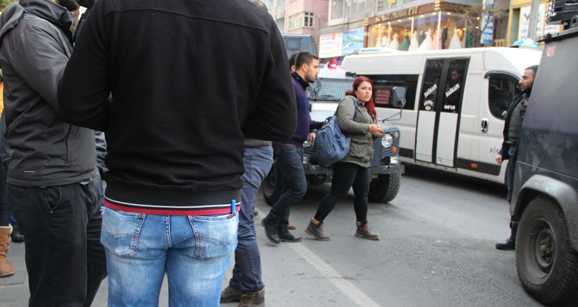 Diyarbakır’da JINHA muhabiri Beritan Canözer siyah Ranger’la gözaltına alındı