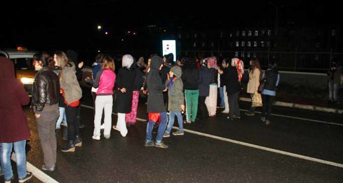 Dicle Üniversitesi öğrencilerinden yol kapatma eylemi