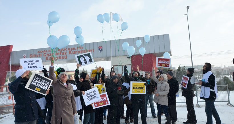 Gazeteciler, tutuklu meslektaşları için gökyüzüne balon uçurdu