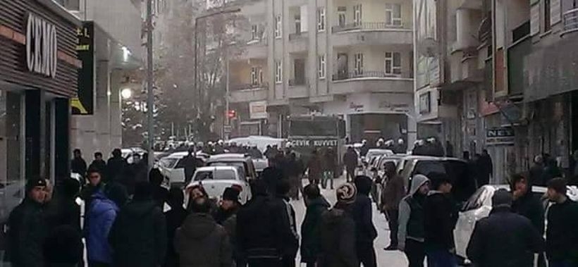 Bingöl'de, ablukayı protesto eden gençlere polis saldırdı