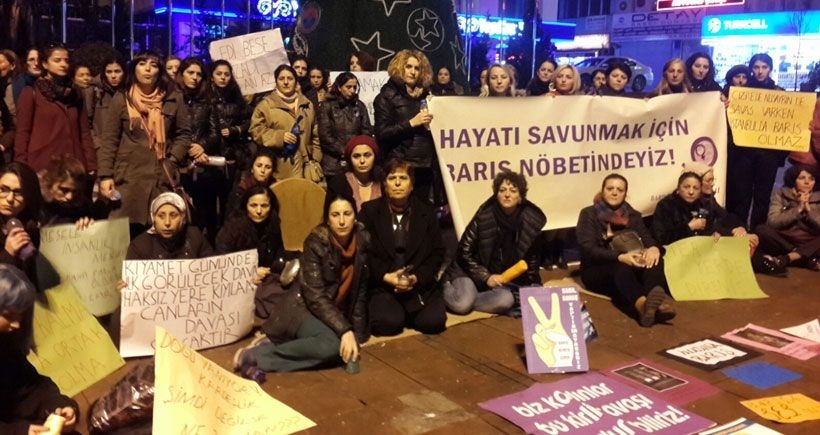 Kadınlar, #KatliamaDurDe'mek için nöbetlerine devam ediyor